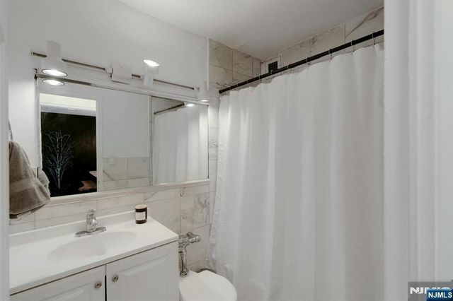 2077 Center Avenue 9E, Fort Lee, NJ 07024