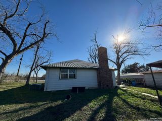 2742 W Kingsbury St, Seguin, TX 78155