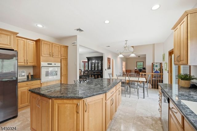 27 Sparrowbush Rd, Mahwah Twp., NJ 07430
