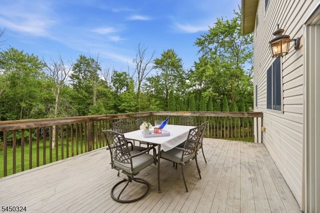 27 Sparrowbush Rd, Mahwah Twp., NJ 07430