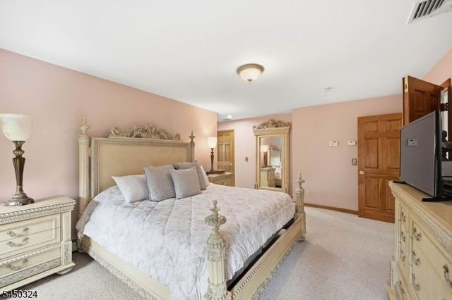 27 Sparrowbush Rd, Mahwah Twp., NJ 07430