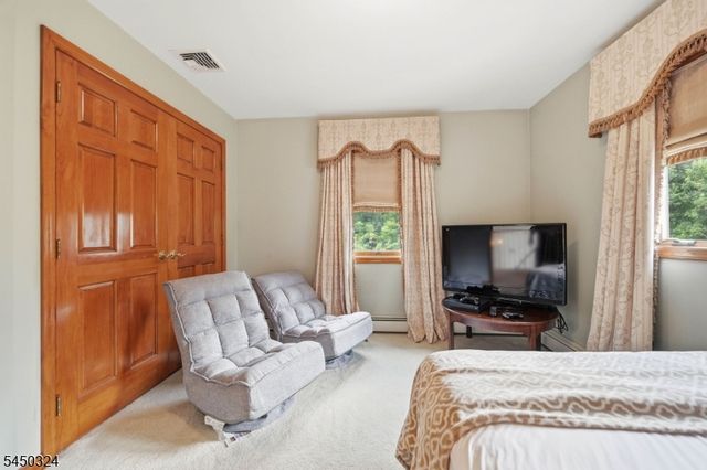 27 Sparrowbush Rd, Mahwah Twp., NJ 07430