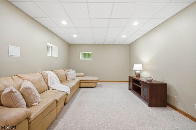 27 Sparrowbush Rd, Mahwah Twp., NJ 07430