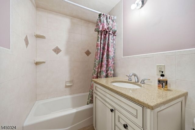 27 Sparrowbush Rd, Mahwah Twp., NJ 07430