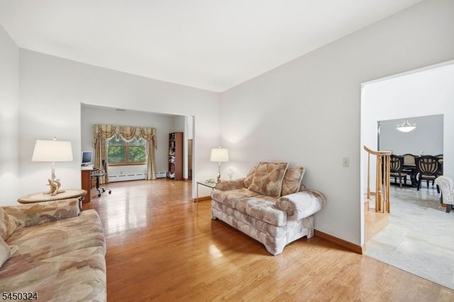 27 Sparrowbush Rd, Mahwah Twp., NJ 07430