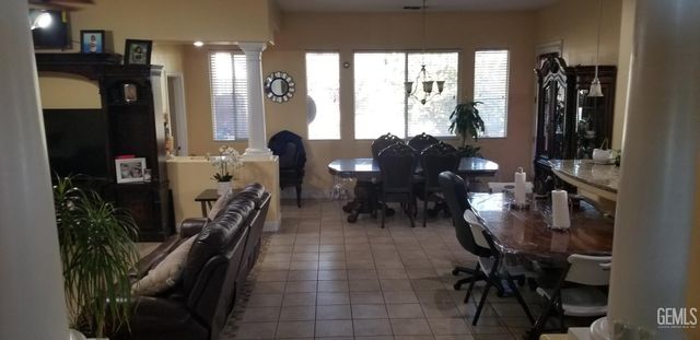 2808 Crestline Falls Lane, Bakersfield, CA 93313