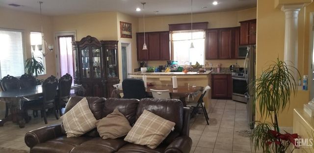 2808 Crestline Falls Lane, Bakersfield, CA 93313