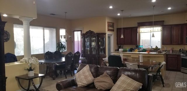 2808 Crestline Falls Lane, Bakersfield, CA 93313