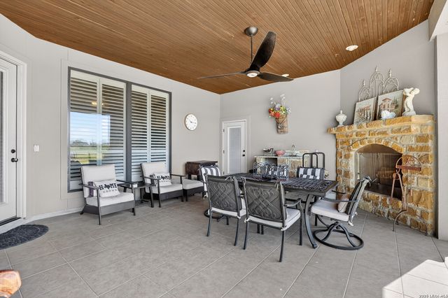 121 Abrego Mount, Floresville, TX 78114