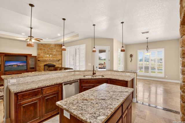 121 Abrego Mount, Floresville, TX 78114