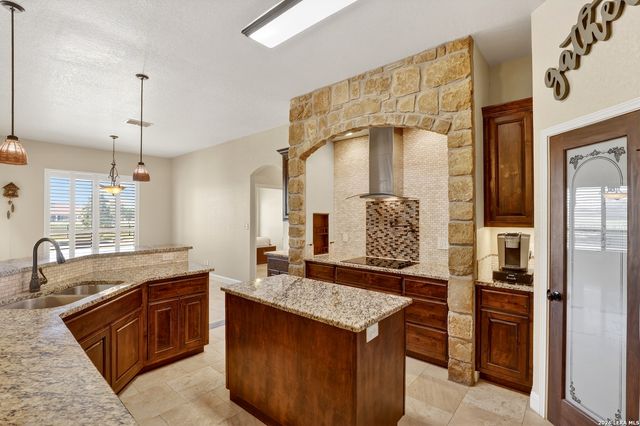 121 Abrego Mount, Floresville, TX 78114