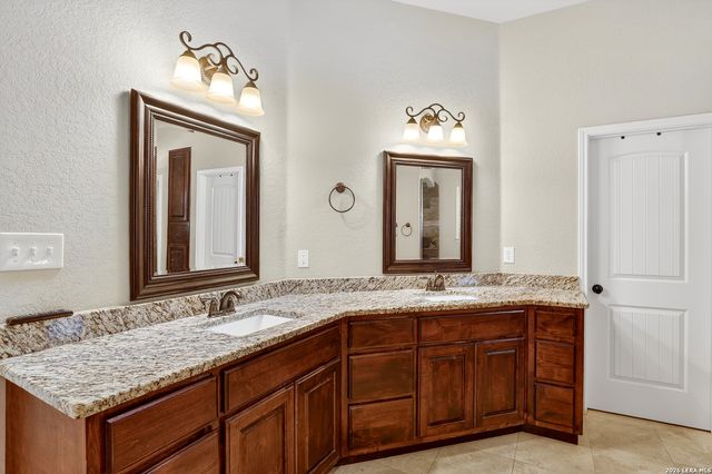 121 Abrego Mount, Floresville, TX 78114