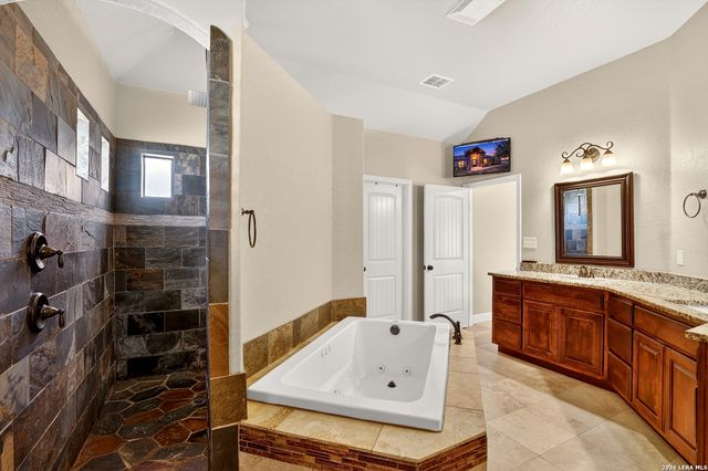 121 Abrego Mount, Floresville, TX 78114