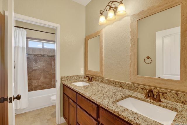 121 Abrego Mount, Floresville, TX 78114