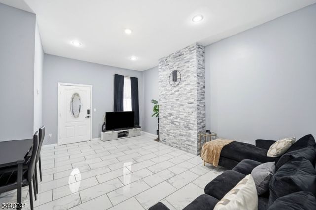 153 Danforth Ave, Jersey City, NJ 07305