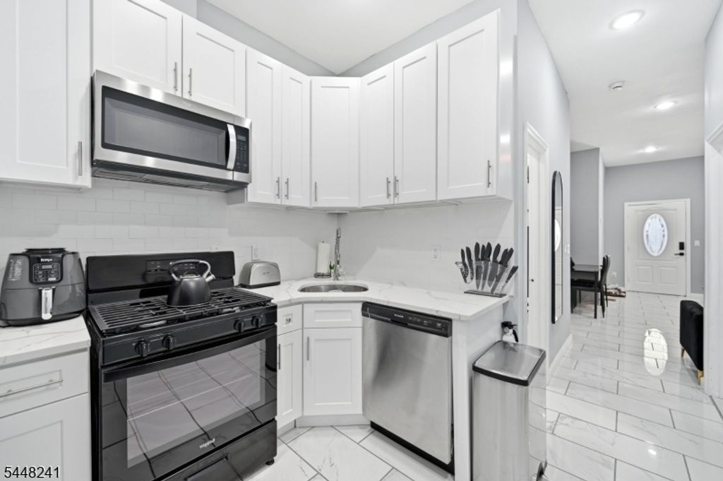 153 Danforth Ave, Jersey City, NJ 07305