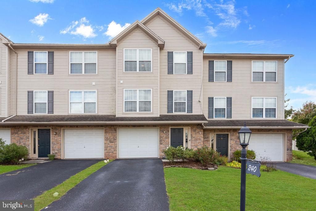 240 FISHER DR, York, PA 17404