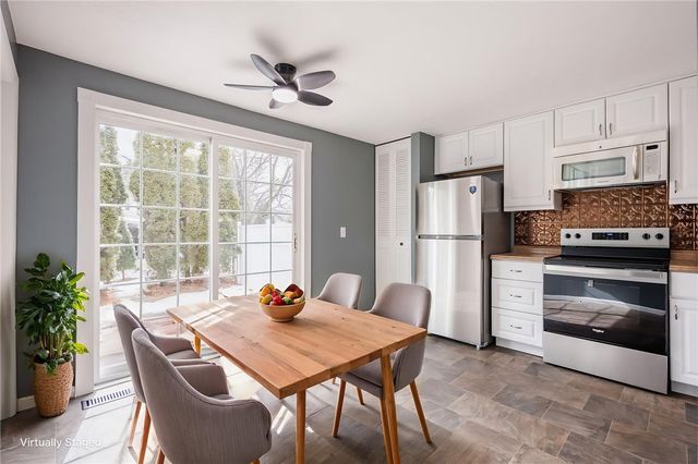 15 Farmbrook Drive, Farmington, NY 14425