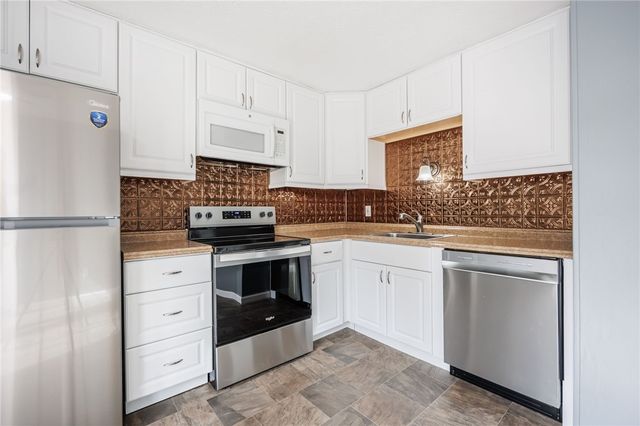 15 Farmbrook Drive, Farmington, NY 14425