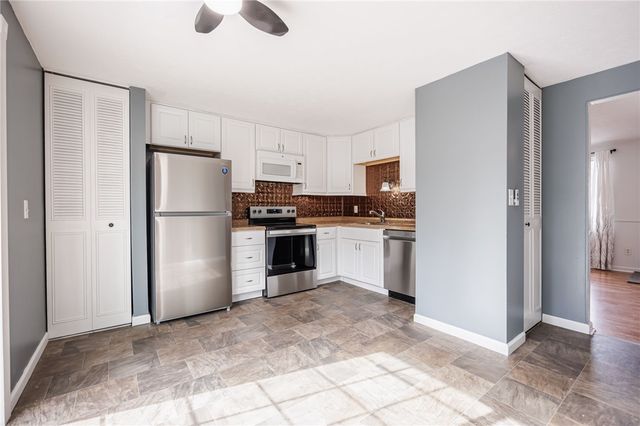 15 Farmbrook Drive, Farmington, NY 14425