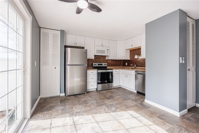 15 Farmbrook Drive, Farmington, NY 14425