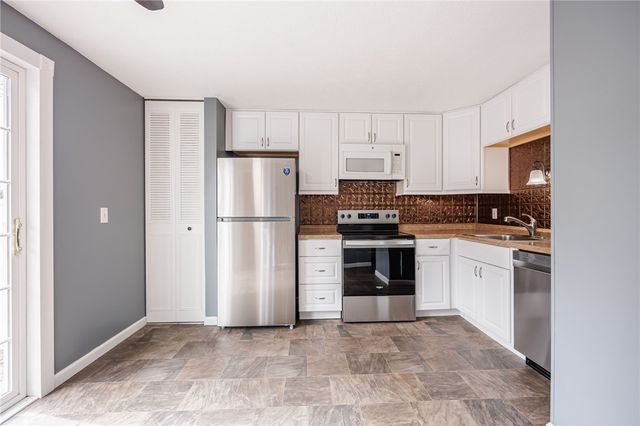 15 Farmbrook Drive, Farmington, NY 14425