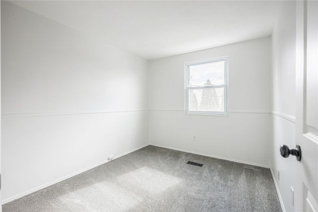 15 Farmbrook Drive, Farmington, NY 14425