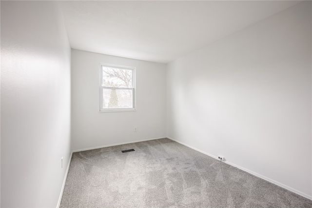 15 Farmbrook Drive, Farmington, NY 14425