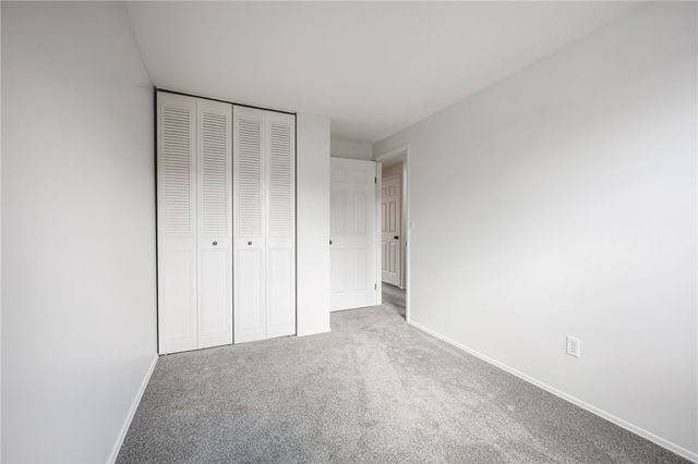 15 Farmbrook Drive, Farmington, NY 14425