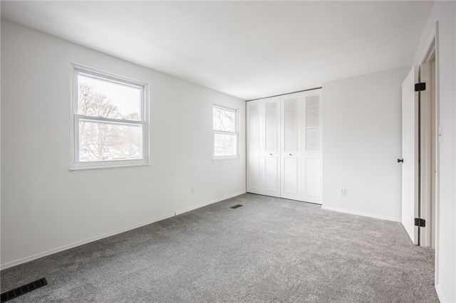 15 Farmbrook Drive, Farmington, NY 14425