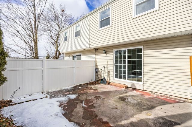 15 Farmbrook Drive, Farmington, NY 14425