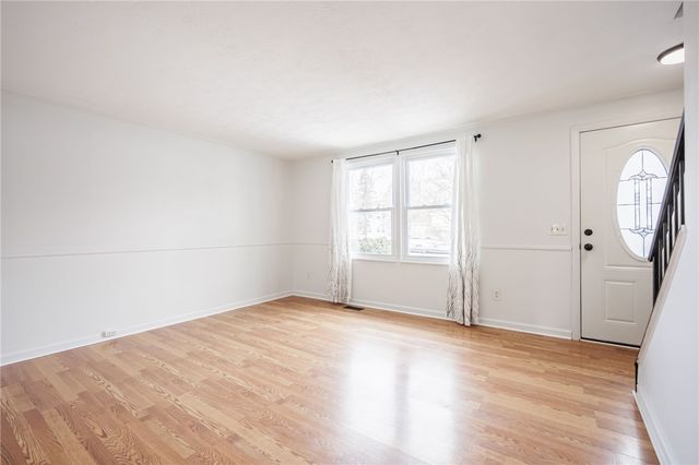 15 Farmbrook Drive, Farmington, NY 14425