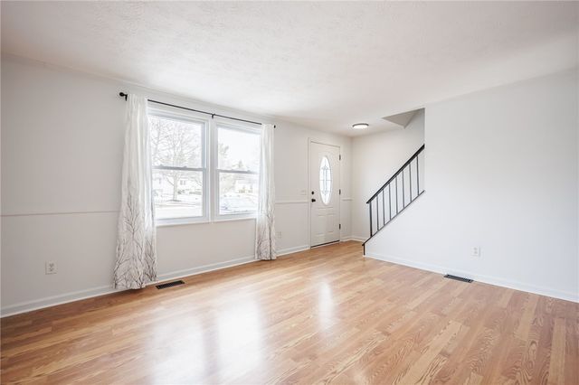 15 Farmbrook Drive, Farmington, NY 14425