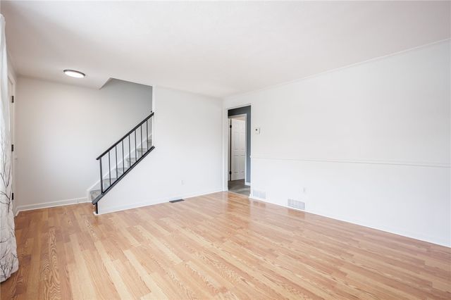 15 Farmbrook Drive, Farmington, NY 14425