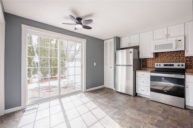 15 Farmbrook Drive, Farmington, NY 14425