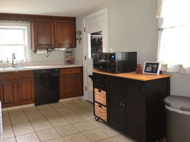 545 W Water St, Rockland, MA 02370