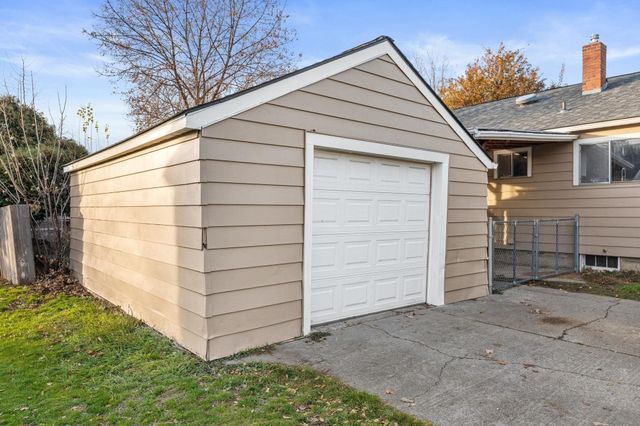 8222 E Valleyway Ave, Spokane Valley, WA 99212