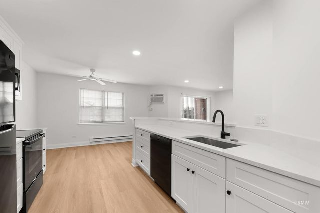 240 S Rush Street 3A, Itasca, IL 60143