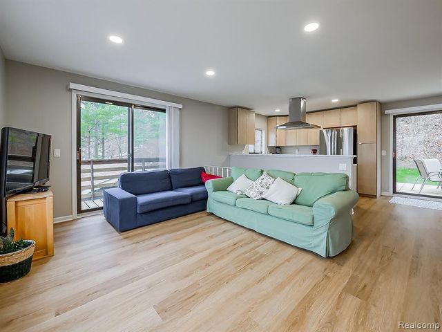 9900 S Big School Lot Lake Road, Holly, MI 48442