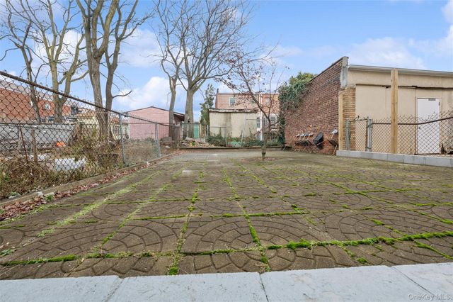 945 E 228th Street, Bronx, NY 10466