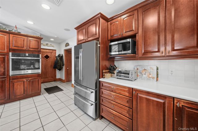 39 Park Circle, White Plains, NY 10603
