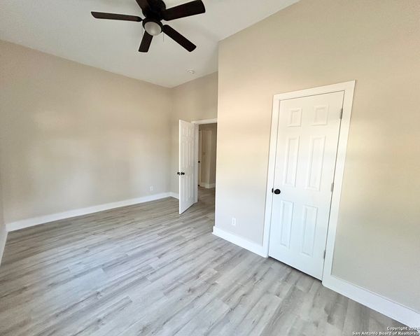 1135 W RIDGEWOOD CT, San Antonio, TX 78201