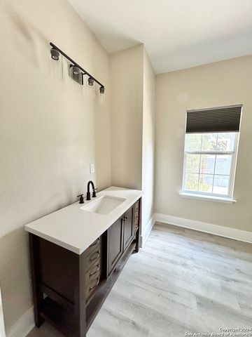1135 W RIDGEWOOD CT, San Antonio, TX 78201