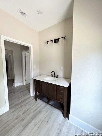 1135 W RIDGEWOOD CT, San Antonio, TX 78201