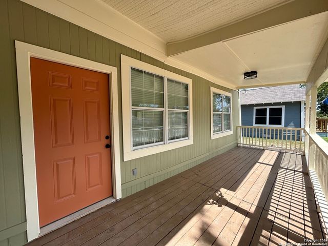 1135 W RIDGEWOOD CT, San Antonio, TX 78201