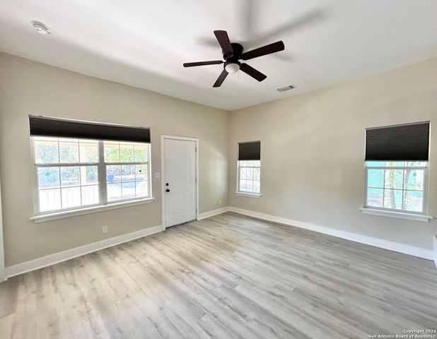 1135 W RIDGEWOOD CT, San Antonio, TX 78201
