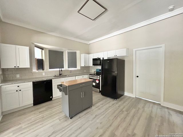 1135 W RIDGEWOOD CT, San Antonio, TX 78201