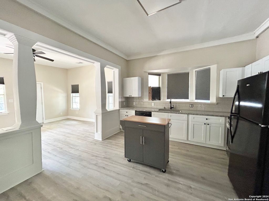 1135 W RIDGEWOOD CT, San Antonio, TX 78201
