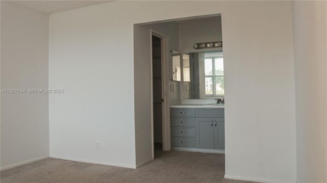 9421 Evergreen Pl 103, Davie, FL 33324