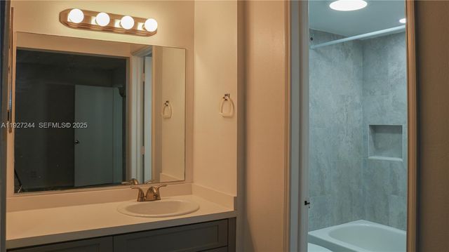 9421 Evergreen Pl 103, Davie, FL 33324